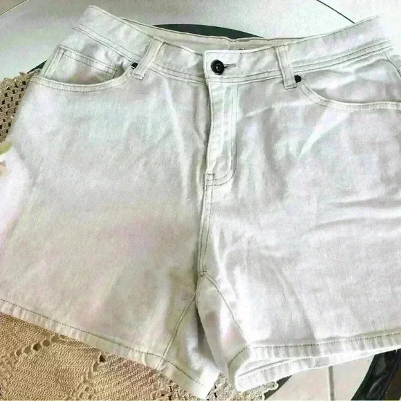 St. John's Bay Pants - St. John’s Bay White Stretch Denim Shorts
Size: 8